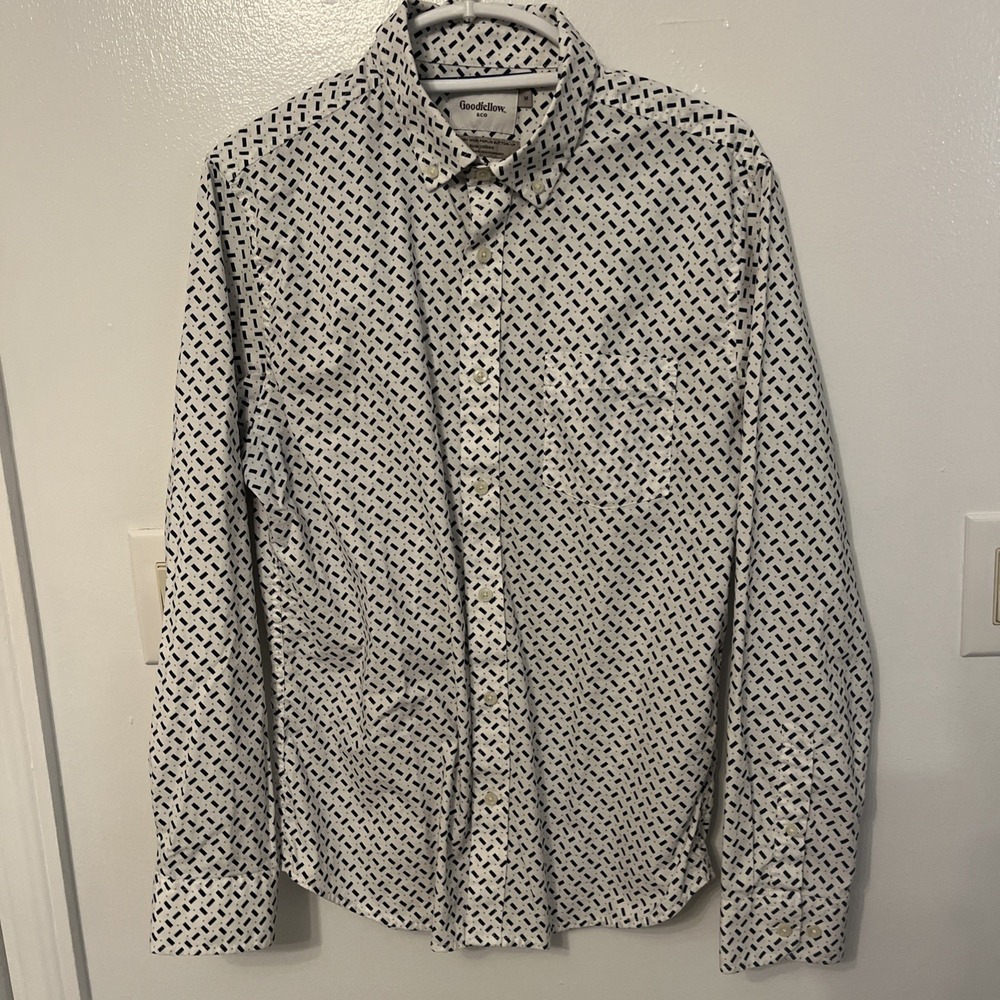 Goodfellow & Co. Long Sleeve Button Up Shirt Men’s Medium. White with blue shape
